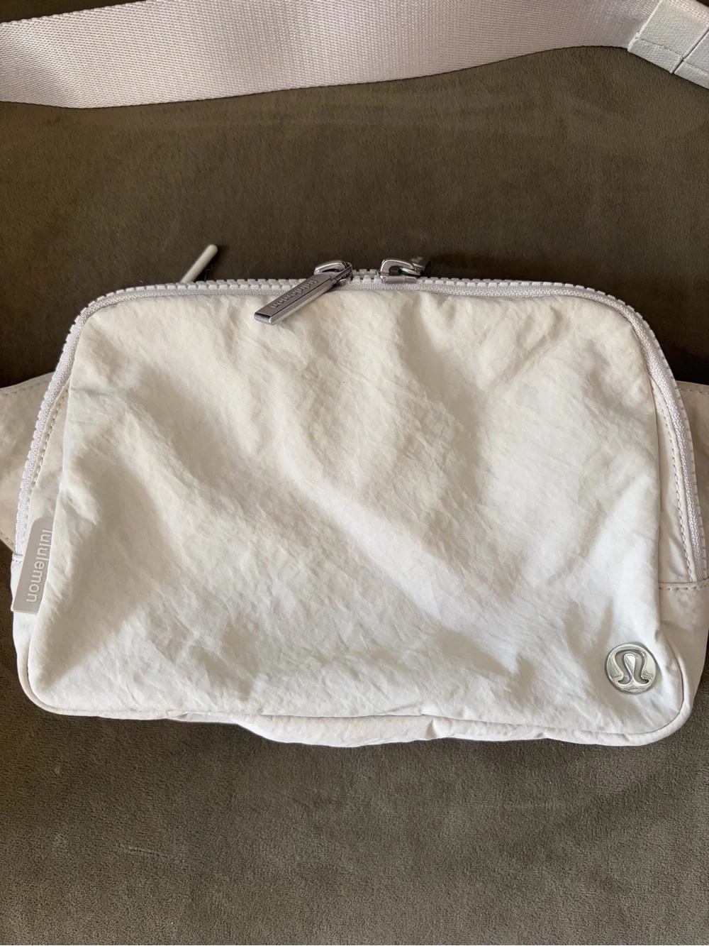 lululemon athletica Everywhere Belt Bag - Light Ivory with Silver Hardware - Picture 4 of 8
